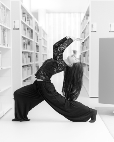 sólistka baletu Shino F. v knihovně.