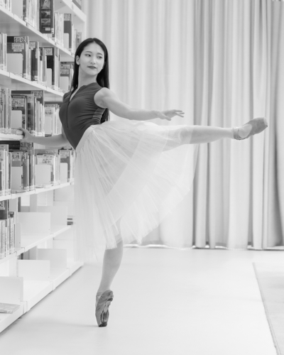 sólistka baletu Shino F. v knihovně.