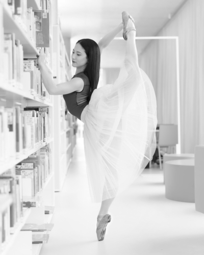 sólistka baletu Shino F. v knihovně.