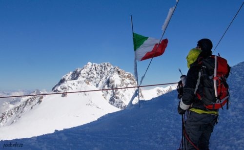 Na vrcholu stojí chata 4 554 m