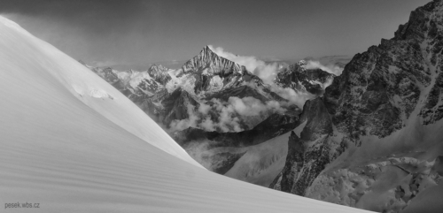 Weisshorn 4 545 m z výšky kolem 4 000 m