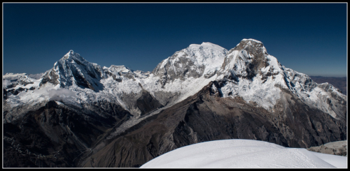 Panorama na jih z vrcholu Pisca 5752 m.Vlevo Chopicalqui 6 354 m,uprosted Huascaran-sur 6 786 m vpravo Huascarannorte 6655m 